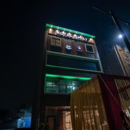 Hotel Smily Ludhiana Buitenkant foto