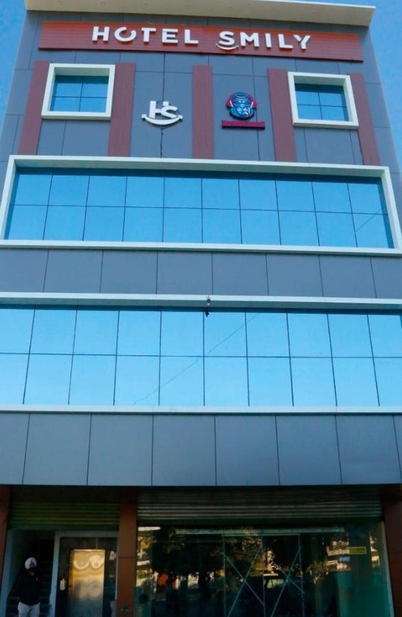 Hotel Smily Ludhiana Buitenkant foto