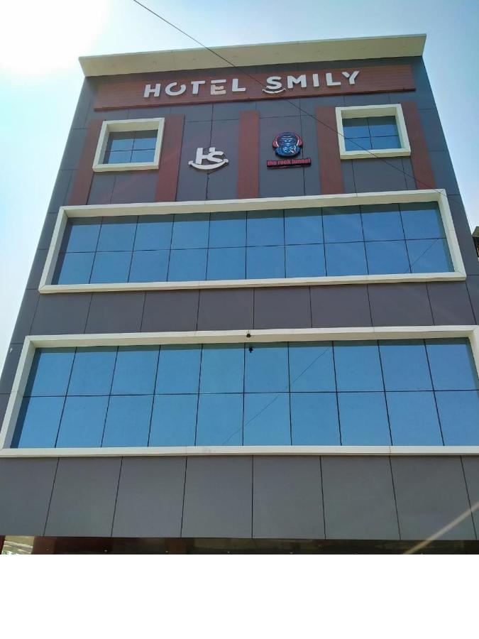 Hotel Smily Ludhiana Buitenkant foto